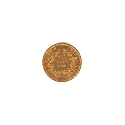 gros plan d'une pièce d'or sur fond blanc