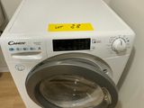 une image représentant une machine à laver blanche sur laquelle est apposée une étiquette jaune