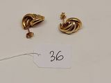 deux paires de boucles d'oreilles plaquées or avec leur étiquette de prix
