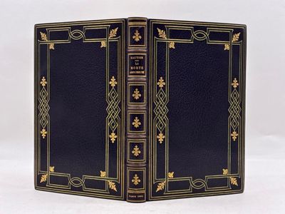 un gros plan d'un livre noir orné de motifs dorés