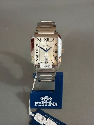 une image d'une montre en argent avec des chiffres romains sur le cadran