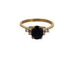 bague en or ornée d'un saphir bleu et de diamants blancs