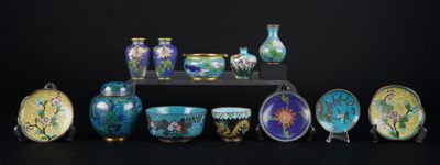de nombreux vases et bols posés ensemble sur une étagère