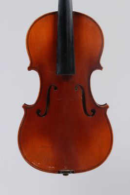 un vieux violon avec un archet sur fond blanc