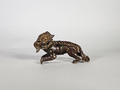 Lion en bronze patiné. Probablement anciennement monté sur u…