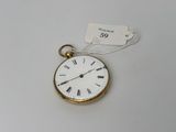 une montre de poche en or avec des chiffres romains