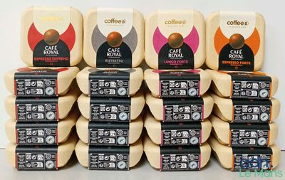 une pile de cartons de café empilés les uns sur les autres
