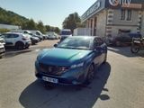 une voiture bleue garée devant un bâtiment