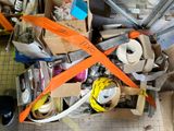 une boîte remplie d'objets divers posée par terre