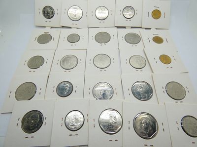 un lot de pièces de monnaie posées sur une table