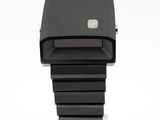 une image représentant une montre noire sur fond blanc