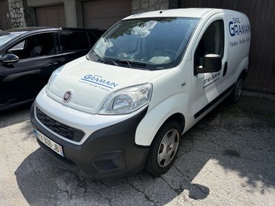 une petite camionnette blanche garée à côté d'une voiture noire