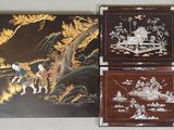 quatre peintures asiatiques accrochées au mur les unes à côté des autres