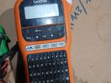 un téléphone portable posé sur une boîte