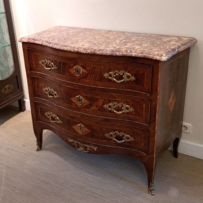 une commode en marbre dans le coin d'une pièce