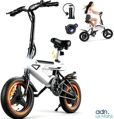 une photo d'une femme sur un scooter et à vélo