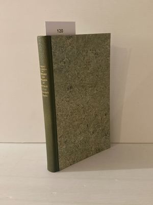 un livre posé sur une table