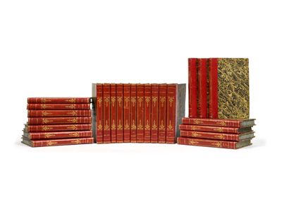 un tas de livres empilés les uns sur les autres sur une surface blanche