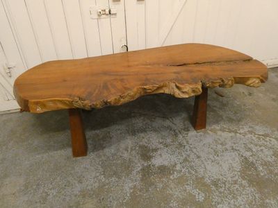 Table de salon "brutaliste" en bois exotique - H.