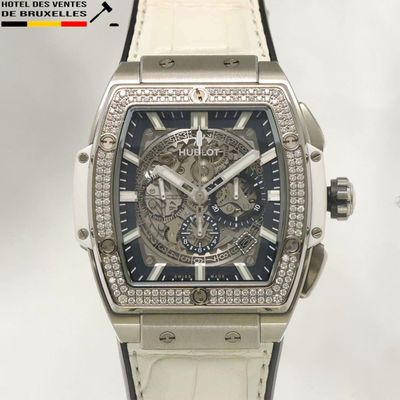 un gros plan d'une montre avec un bracelet blanc
