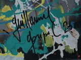 un graffiti sur le mur d'un immeuble, sur lequel on peut lire un texte