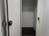 une salle de bains avec des toilettes et une douche à l'italienne