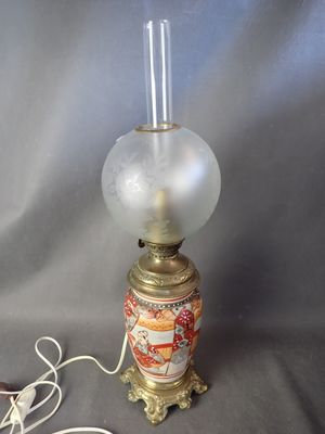 une lampe posée sur une table à côté d'un cordon