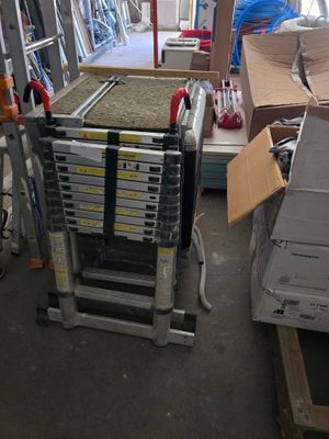 un chariot sur lequel sont posés de nombreux cartons