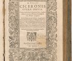 un vieux livre dont la couverture représente un cheval
