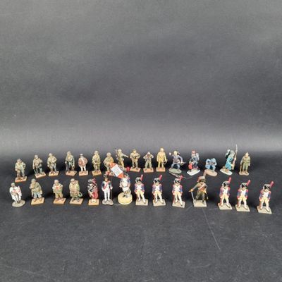 a group of miniature figurines of soldiers and soldiers