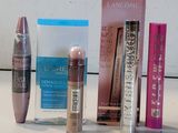 tout un tas de produits de maquillage différents posés sur une table