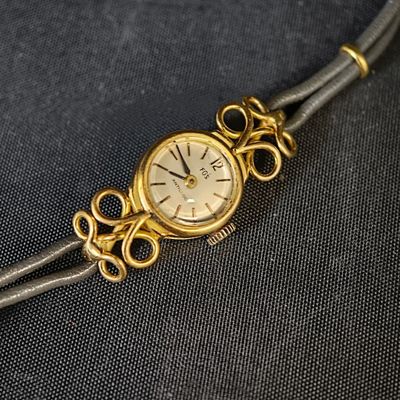 une montre posée sur un tissu noir