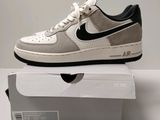 La Nike Air Force 1 Low est une basket blanche et noire