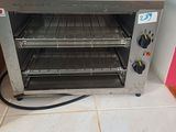 une photo d'un four grille-pain posé sur un plan de travail de cuisine