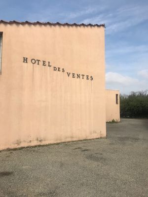 Photo de l'Hôtel des Ventes, prise depuis le parking