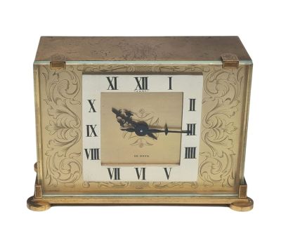 une petite horloge sur laquelle est représenté un avion