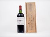 la bouteille de vin se trouve à côté d'une caisse en bois