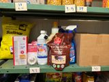 de nombreux produits sur les rayons d'une épicerie