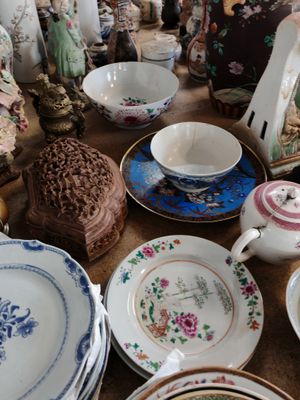 de nombreuses assiettes et bols posés sur une table, avec des figurines
