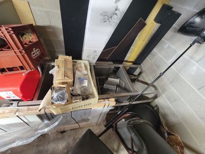 une pile d'objets hétéroclites dans un garage