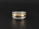 une bague en or et en argent sertie de diamants sur un fond noir