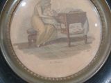 la photo d'une femme assise à une table avec un chat