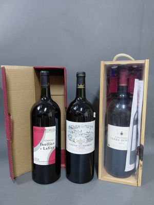 trois bouteilles de vin dans un coffret contenant un verre à vin