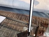 une table en verre sur laquelle est posée une lampe, dans un salon