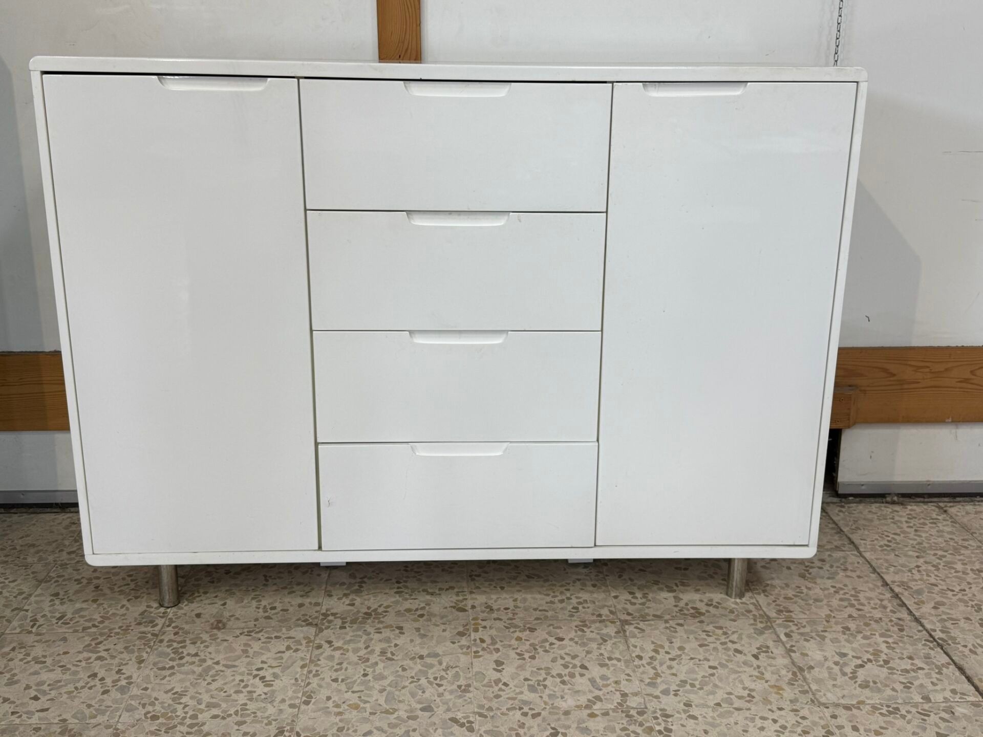 Buffet en bois laqué blanc à 2 portes et 4 tiroirs.