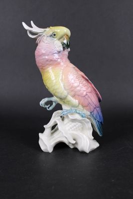 une figurine représentant un perroquet perché sur une branche