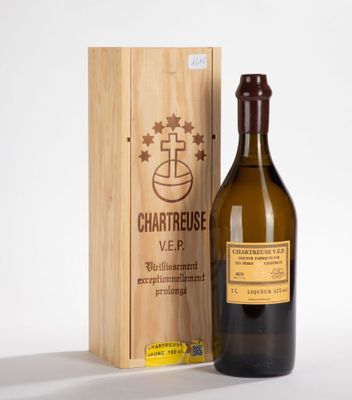 une bouteille de vin posée à côté d'une caisse en bois