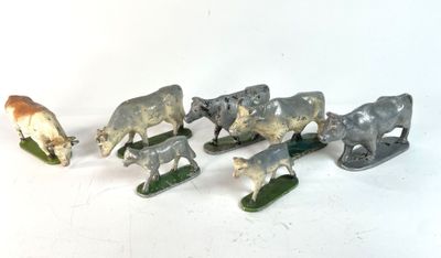 cinq figurines d'animaux alignées les unes à côté des autres