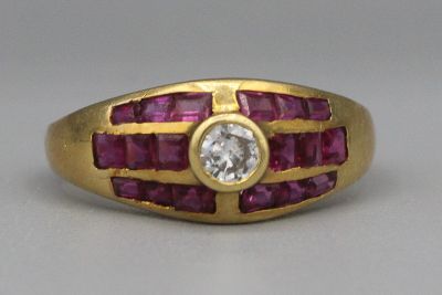 Bague en or ornée d’un brillant épaulé de lignes de rubis. P 3,5g