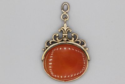 Pendentif à motif de fleur de lys enrichi d’agate